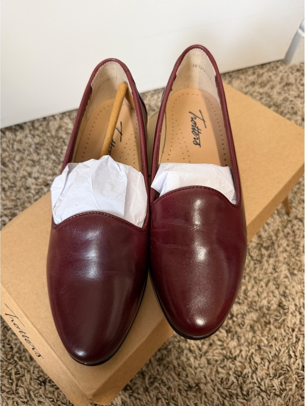 Trotters Liz Lux Oxblood Leather Business Casual Loafers Size 5 NWT